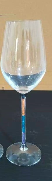 8" WINE GLASS W PGG STONES IN CLEAR STEM